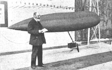 Torres Quevedo con uno de sus modelos de dirigible