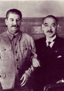 Stalin y Matsuoka tras la firma del pacto de neutralidad