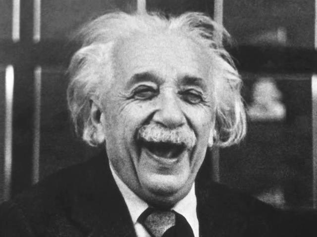 Einstein riéndose