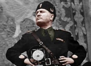 Mussolini posando