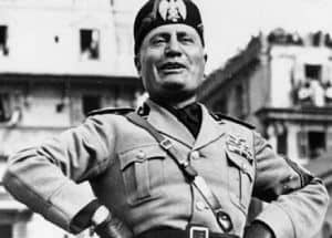 Mussolini riendo